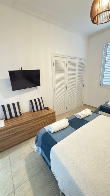 Quarto 1 - com armários, 2 camas, TV