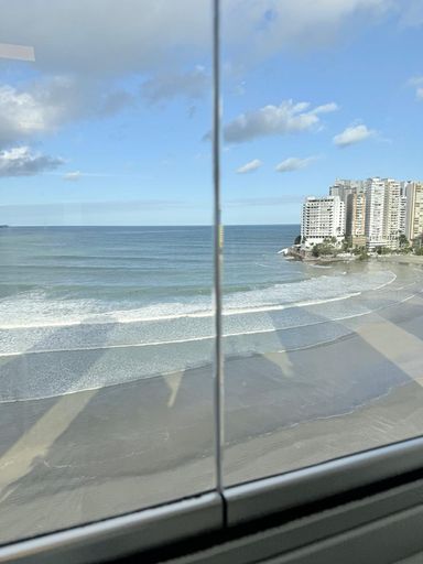 Sala de estar com vista para o mar
