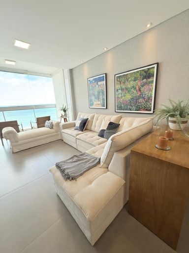 Sala de estar com vista para o mar, climatizada
