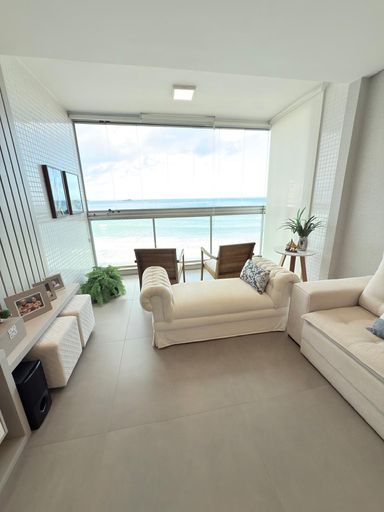 Sala de estar com vista para o mar