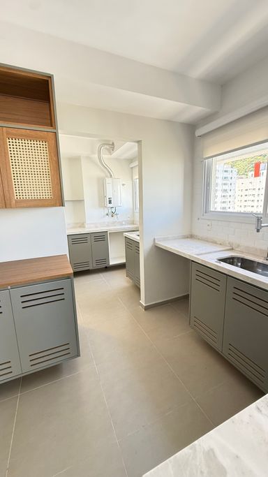 Cozinha com armários fogão e forno