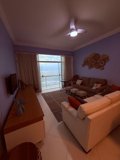 Sala de estar com sofás rack e TV