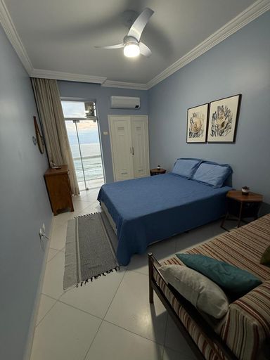 Suíte 1- Vista mar, com cama de casal, armário, sofá e ar condicionado condicionado e vista mar