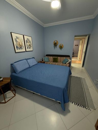 Suíte 1- Vista mar, com cama de casal, armário, sofá e ar condicionado condicionado e vista mar