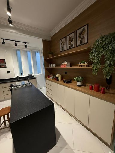 Cozinha completa com armários e utensílios domésticos