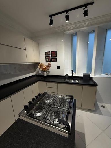 Cozinha completa com armários e utensílios domésticos