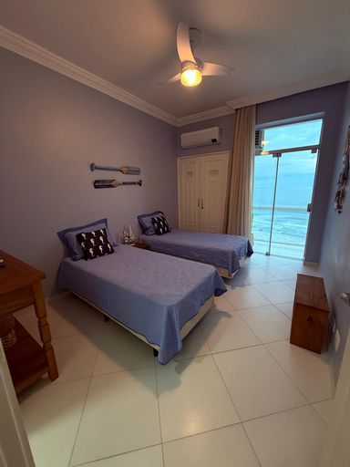 Suíte 3 - com vista mar e saída para varanda, armários, 2 camas de solteiro e ar condicionado