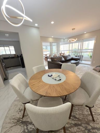 Sala de jantar, integrada com sala de estar e varanda