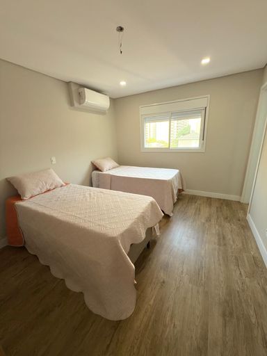 Suite 2 -  2 camas de de solteiro, armários e ar condicionado