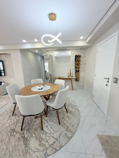 Sala de jantar, integrada com sala de estar e varanda