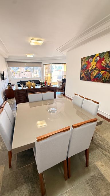 Sala de estar intergada a sala de jantar, mobiliada e climatizada