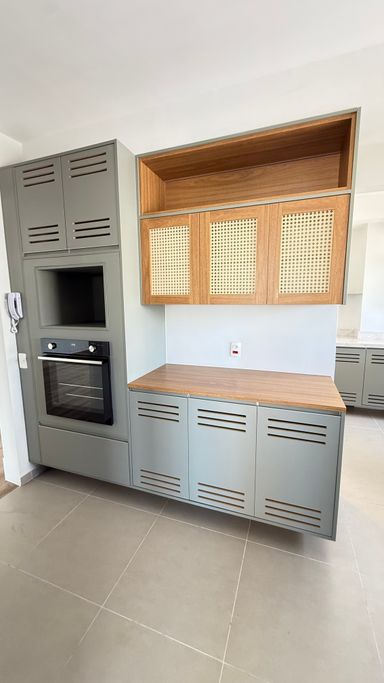 Cozinha com armários fogão e forno