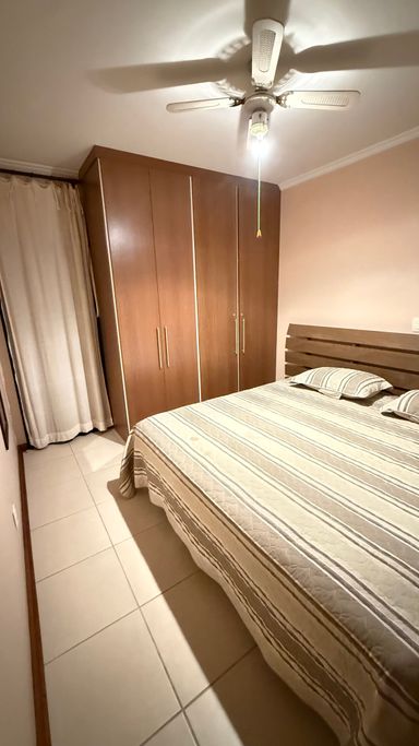 Suite 2 - cama de casal queen, armários embutidos, ar condionado e saída para a varanda da frente