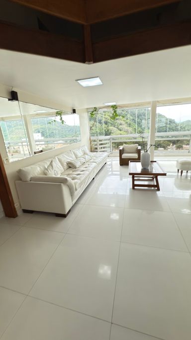 Sala de estar com vista panorâmica