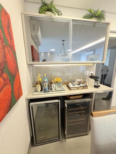 Bar da sala de jantar com adega e freegobar