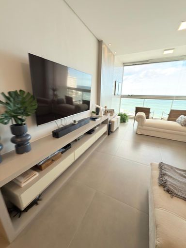Sala de estar com vista para o mar, climatizada