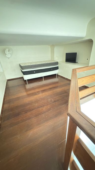 Mezanino com 2 quartos e 1 banheiro