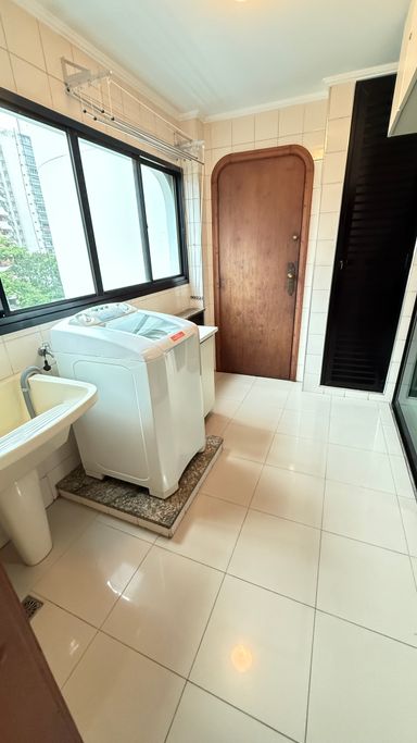 Lavanderia com máquina de lavar roupa