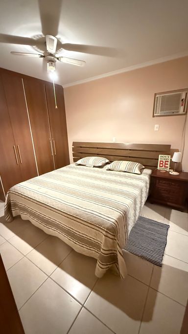 Suite 2 - cama de casal queen, armários embutidos, ar condionado e saída para a varanda da frente