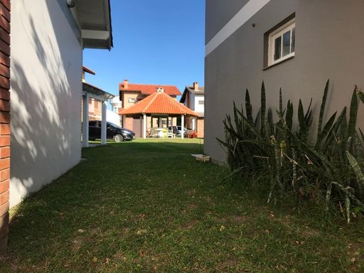 Espaço lateral à casa- permitido estacionar o veículo