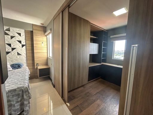 Quarto com closet e escritório