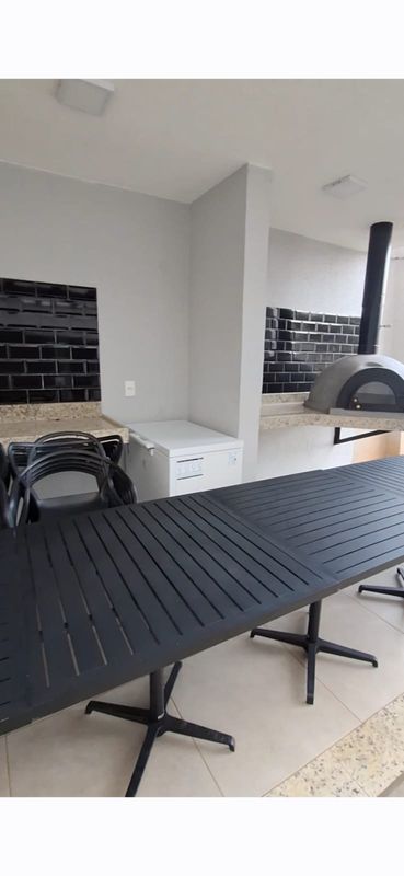 Área Gourmet com churrasqueira e forno de pizza.
