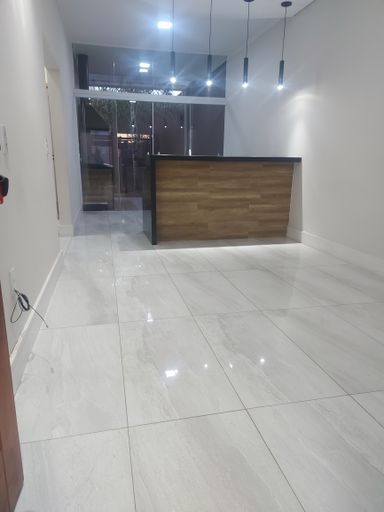 Sala com piso porcelanato