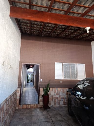 Garagem coberta com portão automático