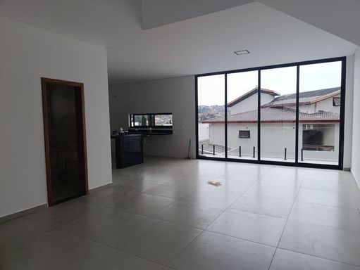Sala ampla com dois ambientes
