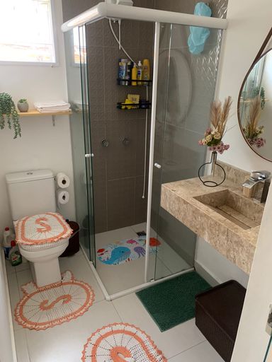 Banheiro com box blindex e pia em granito