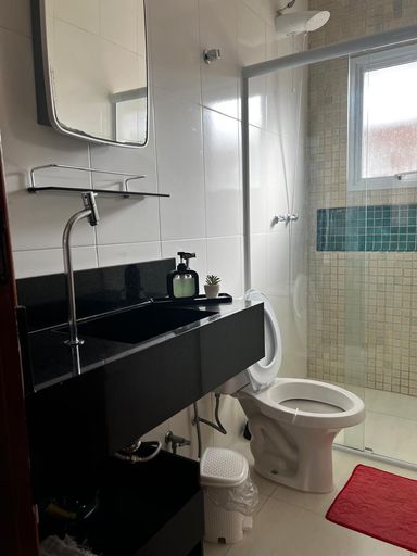 Banheiro com box e pia granito