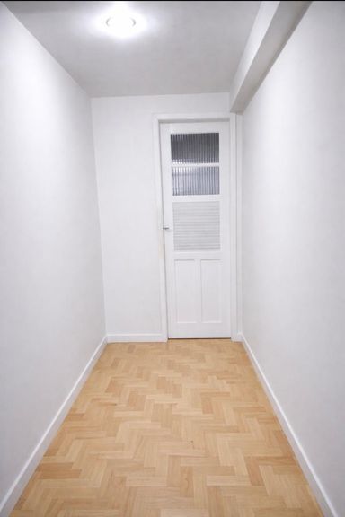 Quarto multiuso e acesso ao banheiro de serviço