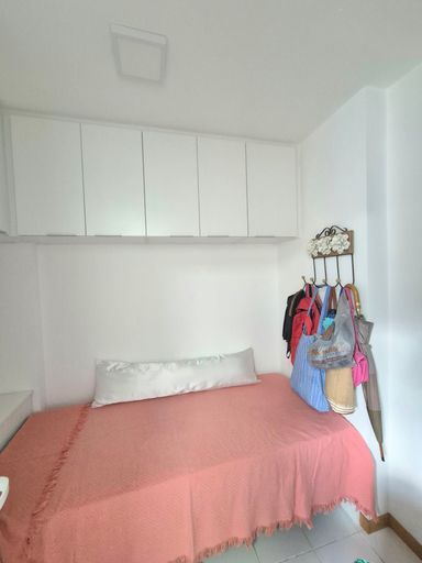 Quarto multiuso com banheiro de serviço.