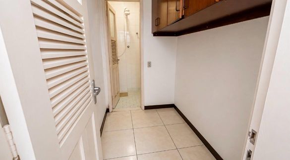 Quarto multiuso com banheiro de serviço