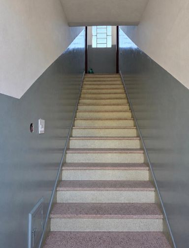 Escada de acesso para as unidades do andar superior