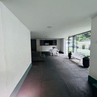 Espaço aberto compartilhado com tv