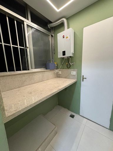 Área de apoio e acesso da entrada de serviço