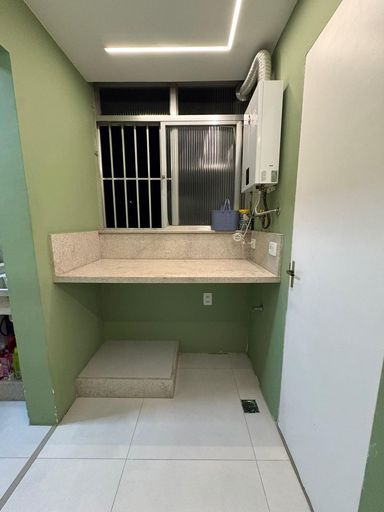 Área de apoio e acesso da entrada de serviço