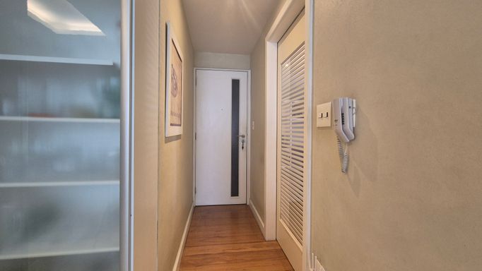 Porta de entrada de serviço do apartamento