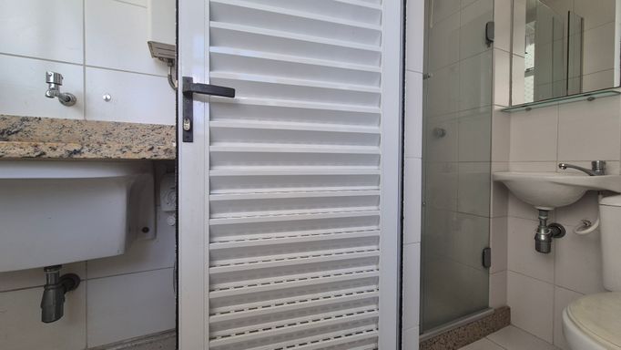 Acesso ao banheiro de serviço