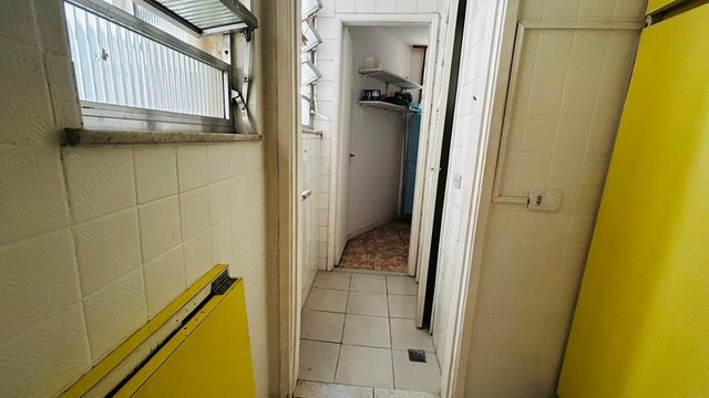 Área de serviço para o acesso ao banheiro de serviço e quarto multiuso