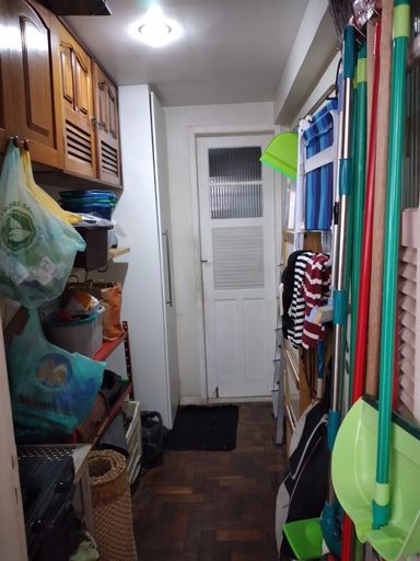 Quarto multiuso e acesso ao banheiro de serviço