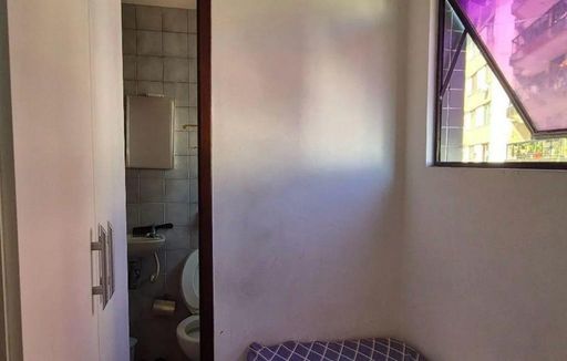 Quarto multiuso com banheiro de serviço