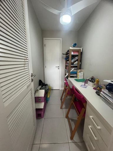 Quarto multiuso com banheiro de serviço