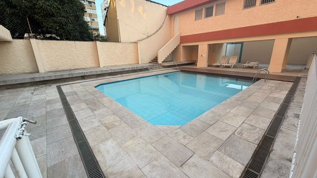 Piscina no condomínio