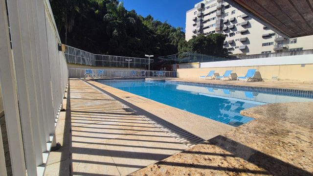 Piscina de adulto e infantil