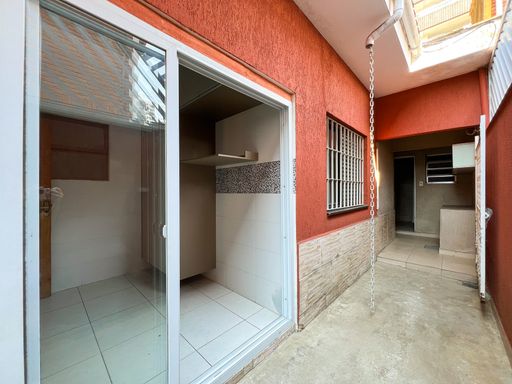 Lateral da Casa com Acesso a Edícula