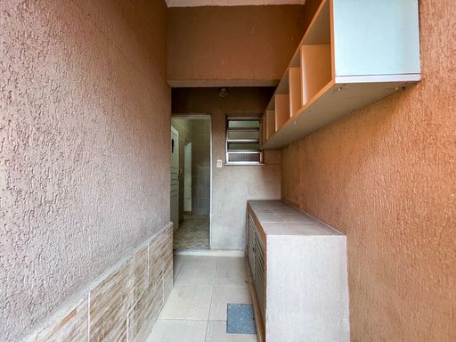 Lateral da Casa com Acesso a Edícula