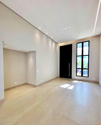 Pé direito alto e porta em ACM