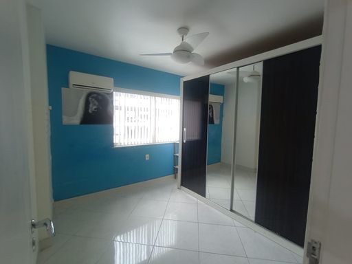 2o quarto com armários.